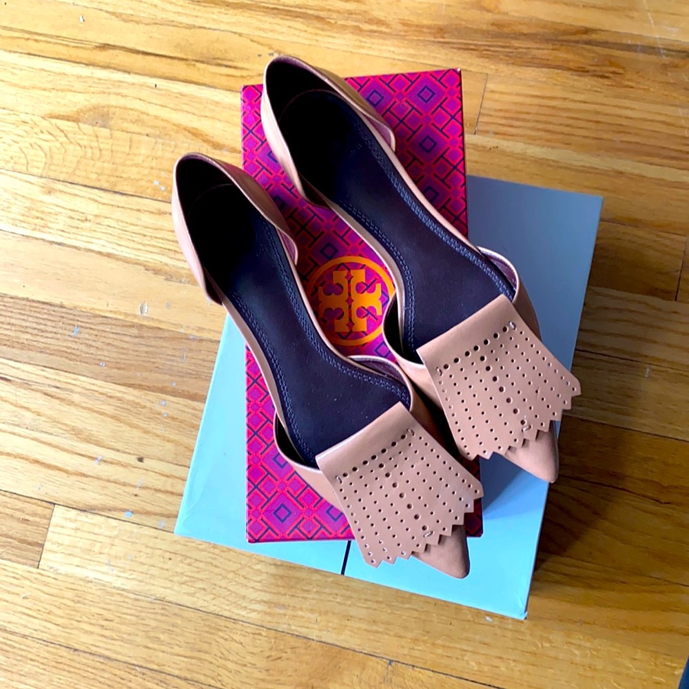 Taupe patent leather Hyde Pointy Tory Burch Shoes.